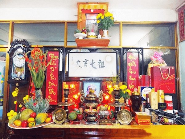 Bàn thờ người Hoa được trang trí long trọng và tôn nghiêm