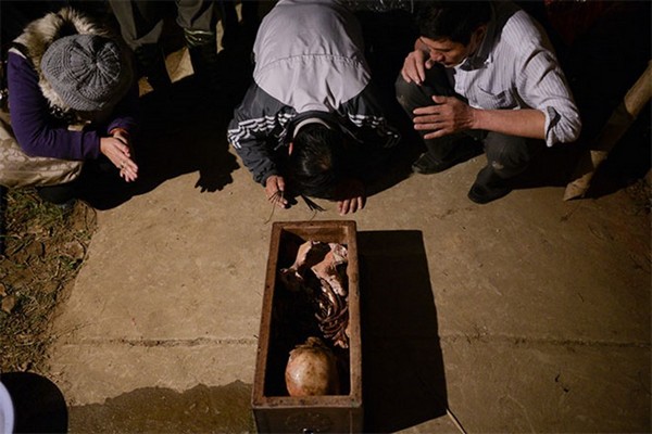 Bốc mộ là một thủ tục bắt nguồn từ vụ việc của thương lại Trung Quốc