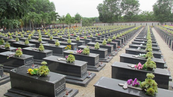 Mộ phần của các thai nhi chết lưu trong một khu nghĩa trang