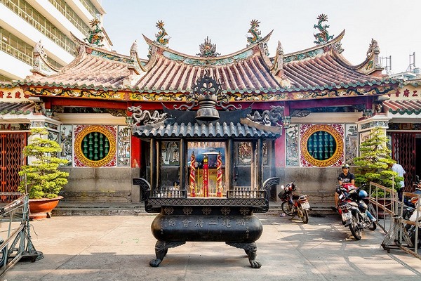 Người Hoa thường xây dựng nhiều chùa miếu để làm nơi thể hiện tín ngưỡng, sinh hoạt cộng đồng và diễn ra các lễ hội truyền thống